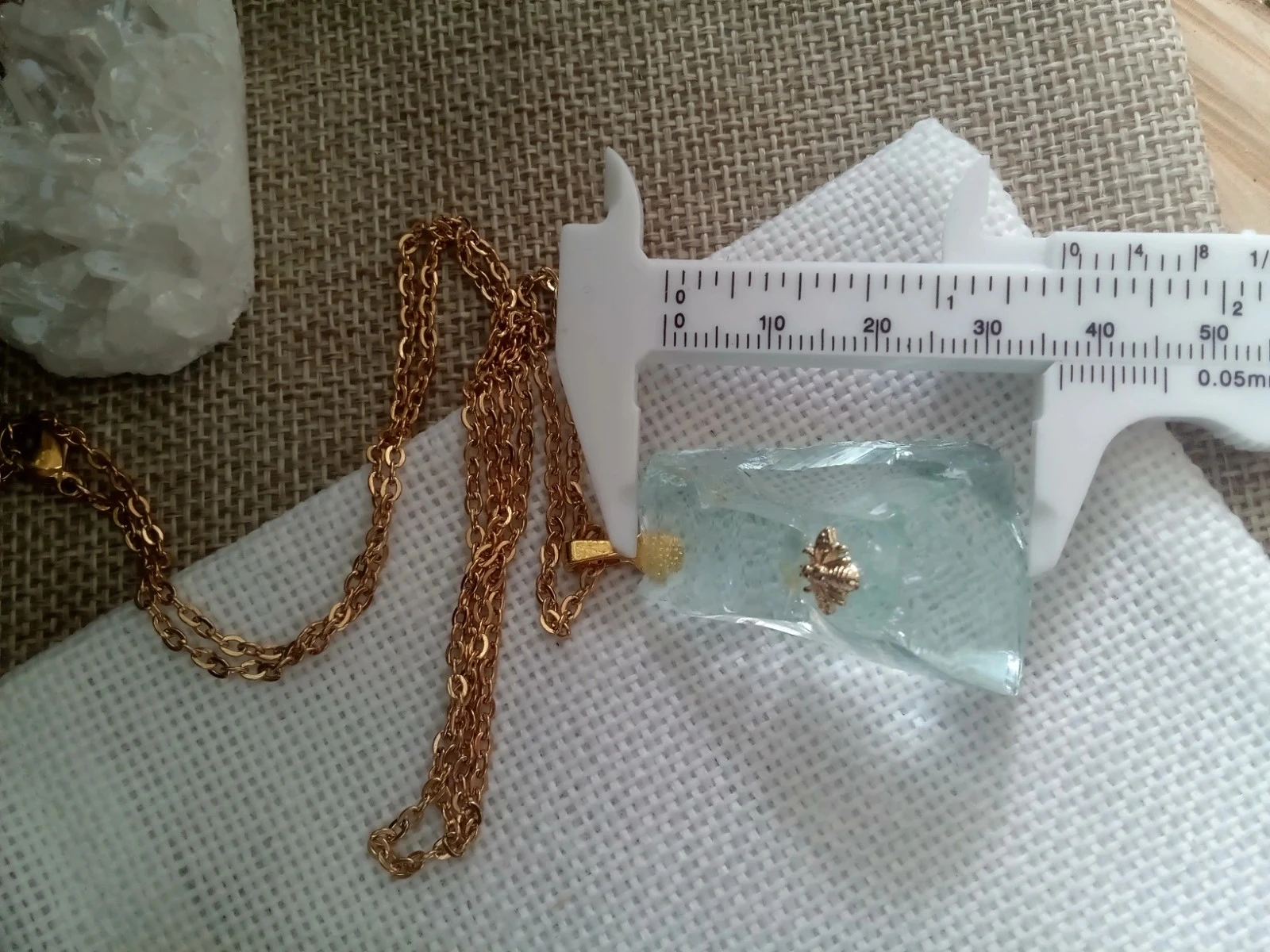 Ruwe aquamarijn steen ketting met bij – photo 3